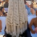 "Sedam godina kasnije, isto mesto, bogatiji za dvoje dece" Ana Sević se sa suprugom baškari na odmoru: Ona menja kupaće, a evo…
