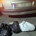 (Foto) Pogledali ispod branika i šokirali se: Granična policija zaustavila "reno" u Kladovu, a onda je krenula neviđena drama…