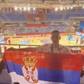 Strahinja Rosuljaš bodri košarkaše na Evropskom prvenstvu u Nišu