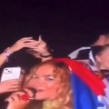(Video) Isplivao još jedan snimak: Rita Ora sišla u publiku, pa se ogrnula srpskom zastavom: Publika je oduševljeno gledala