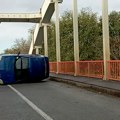 Auto završio na krovu usred mosta i zaustavio saobraćaj: Snimak nezgode kod Sombora