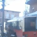 Gradski autobus uleteo u dvorište porodične kuće! Prvi snimak udesa u Zaklopači kod Grocke (video)