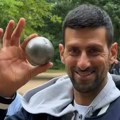 Ludilo! Novak otišao u Bulonjsku šumu, pa igrao boćanje s penzionerima u Parizu