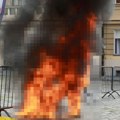 Uznemirujuće Čovek snimljen kako gori ispred Vlade Hrvatske, polio se benzinom i zapalio na Markovom trgu