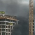 (Video) Požar na Novom Beogradu: Gusti crni dim širi se između zgrada, vatrogasci na terenu