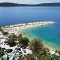 Naručio je pivce na hrvatskoj plaži, kad je stigao račun frapirao se: „Čekajte, je l’ to samo za strance?“