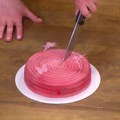 Torta sa malinama i musom od mlečne čokolade i kokos kolač