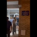 VIDEO „Da se policija ne muči“: Pogledajte kako su im studenti i građani Inđije doskočili