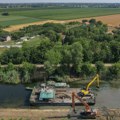 Nastavljaju se punom parom radovi na revitalizaciji Velikog bačkog kanala Velika amfibijska mašina izmuljava korito