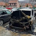 Piroman u akciji Izgorela dva automobila na parkingu na Bežanijskoj kosi