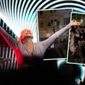 Незапамћен спектакл у Ровињу! После несвакидашње журке ВМГ, Лепа Брена изашла на балкон хотела, а онда је почео хаос (видео)…