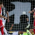 Derbi počeo minutom ćutanja u čast preminulog Dejana Milovanovića, Zvezda vodi 1:0 na poluvremenu