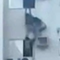 Žena visila na nosaču klima uređaja: Rizikovala život spasavajući majku i dete iz požara na 13. spratu: Pretrpela teške…