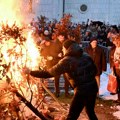 Zapaljen badnjak ispred Hrama Svetog Save, veliki broj vernika slavi Badnje veče
