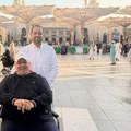 Pevač (40) sa ocem stigao u Medinu. On u kolicima, javno mu se obratio: "Nekada je on mene vodio kroz život"