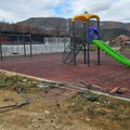 Vandali udarili na dečje igralište: automobilom oštetili prostor za najmlađe u naselju Ravne