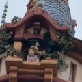 VIDEO: Bizaran video iz Diznilenda postao viralan - vrane napale Zlatokosu