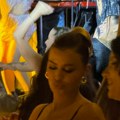 Ema Radujko uhvaćena u provodu, uvijala se sa drugaricama: Na njoj uska haljina, grudi u prvom planu