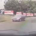 Evo još jednog! Snimljena škoda kako se uključuje u kontrasmer kod "Zmaja", dok vozila tutnje na auto-putu