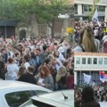 (BLOG) Studenti i građani ispred RTS-a, okupljeni skandiraju: "Ko ne skače, taj je ćaci"