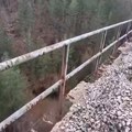 Drma se ograda, vozovi idu preko ponora! Zastrašujući prizori sa pruge Beograd-Bar, Vučić najavio hitnu rekonstrukciju: "Ovo…