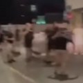 Velika tuča navijača na aerodromu! Napravljena sačekuša, padali po automobilima