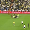 Jezivo: Fudbaler Fenerbahčea ležao bez svesti, hitno prebačen u bolnicu (video)