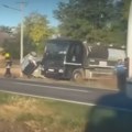 Dramatičan snimak nakon jezive nesreće kod Subotice: Žena preticala autobus, pa izgubila kontrolu, auto završio pod kamionom…