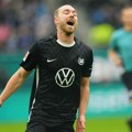 Čuveni fudbaler dva puta se rušio na terenu, jednom ga oživljali, sad ostao bez kluba u Bundesligi...