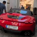 Seo u Ferrari, pa se zaglavio u uskoj ulici: Prolaznici u neverici, a mreže gore od komentara