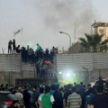 Demonstranti zapalili švedsku ambasadu u Bagdadu