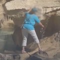 VIDEO: Turistkinja se uprkos upozorenjima popela na Fontanu di Trevi da bi napunila flašu vode