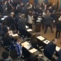 Tuča u parlamentu Sevale pesnice, sednica prekinuta, batinanje nastavljeno i u hodniku (video)