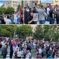 U Podgorici protest protiv rezolucije o Srebrenici Srpske trobojke i skandiranje "izdaja, izdaja", na stotine građana…