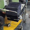 Svi su primetili zamišljenog čoveka sa kolicima za bebu u beogradskom busu: Unutra je stavio nešto baš čudno