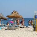 Postavili lažne znakove na popularnim plažama da bi naterali turiste da ih zaobiđu – mnogi su naseli