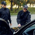 Da li znate zašto policajci uvek dodiruju auto pri zaustavljanju? Iza ovog poteza krije se razlog koji će vas ukopati na…