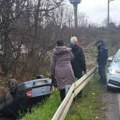 Saobraćajna nesreća kod barajeva: Automobil sleteo u kanal, prevrnuo se na krov