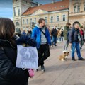 FOTO, VIDEO: Veliki broj Novosađana i njihovih ljubimaca na skupu za pregaženog psa Donu