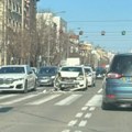 Automobil slupan, delovi rasutu po putu: Saobraćajna nesreća u Kneza Miloša, gužve i u smeru ka petlji "Mostar" (foto)