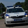 Lice puno bubuljica i zalizana crna kosa: Policija traga za razbojnikom koji je ukrao auto sa devojčicom (12) u njemu! Poznato…