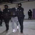 Banda otela novosađaninu (40) novčanik sa 475.000 dinara Tipovali i opljačkali sugrađanina ispred kladionice