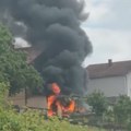 Drama kod Novog Sada: Vatra planula na automobilu, pa ga progutala: Umalo zapalila i kuću, prizor je jeziv (foto/video)
