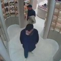 Ako vidite ova 2 čoveka, odmah zovite policiju! Serijski duo hara Beogradom, kamera ih uhvatila na delu: Jedan "operiše", dok…