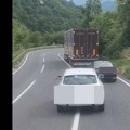 "Gledaj seljačine sa bijelim audijem": Jeziv snimak sa puteva, preko pune, u krivini pretiče kamion