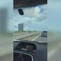 Uništen prednji deo automobila: Teška nesreća kod Ostružničkog mosta: Saobraćaj obustavljen (video)