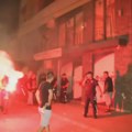 Valjevci kod prostorija SNS, ispred policija i privatno obezbeđenje