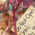 Neverovatno otkriće posle 25 godina Žena konačno otvorila svadbeni poklon, kad je videla šta je u kutiji, slomila se na…