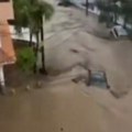 Poplave odnele više od 60 života: Mnogi su nestali, pljuskovi izazvali klizišta, nestanak struje... (video)