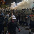 Демонстранти напали полицију, узвраћено сузавцем и гуменим мецима Страшне сцене у Перуу током насилних демонстрација (видео)